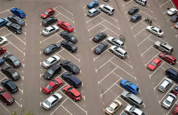 Letecký pohled na parkoviště s barevnými auty