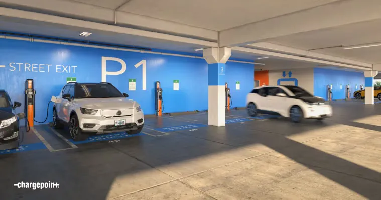 Elektromobil u nabíjecí stanice v garáži