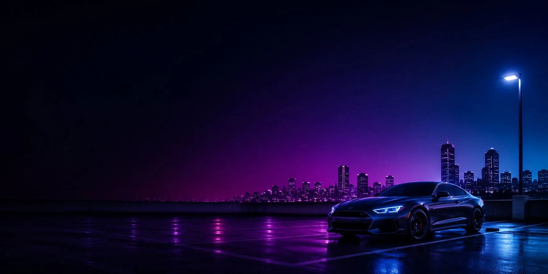 Auto na parkovišti v noci s panoramatem města