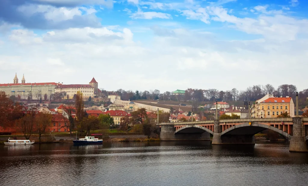 Pohled na Prahu Karlín od řeky Vltavy