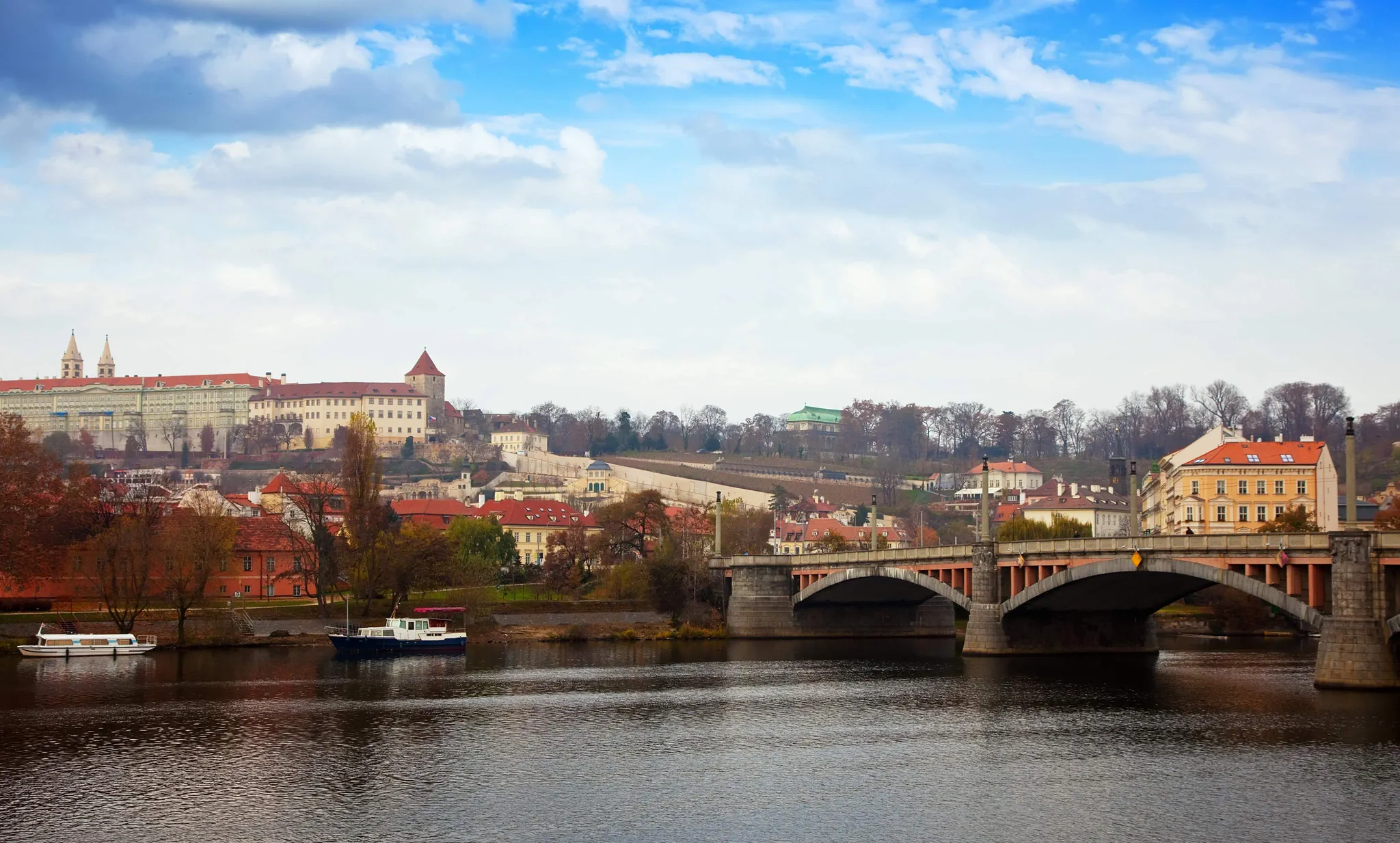 Pohled na Prahu Karlín od řeky Vltavy